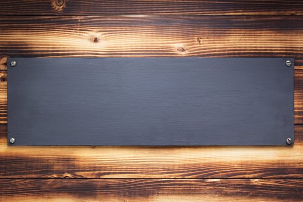 Que doit contenir une plaque professionnelle ?